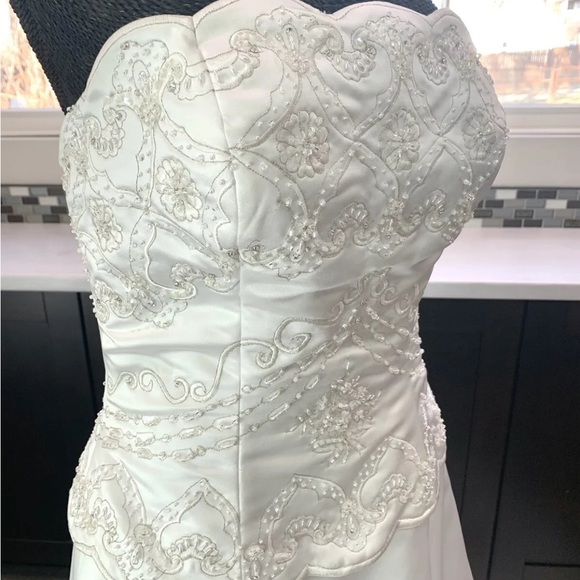 🚫SOLD🚫Gorgeous beaded White Scalloped Bodice wedding gown Sz 10 - Picture 1 of 11